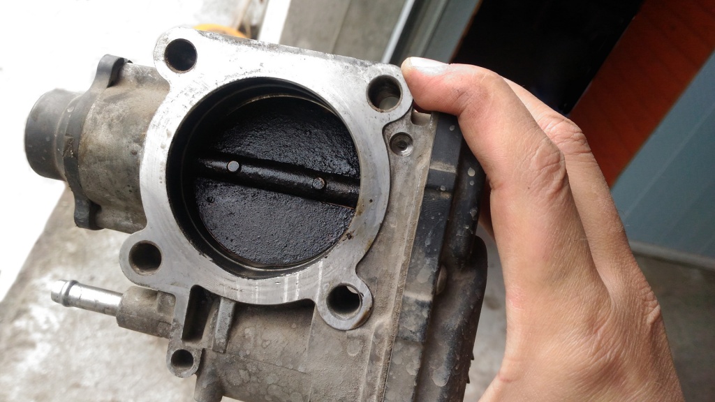 The throttle valve contaminated with the fuel combustion products