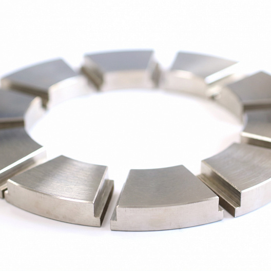 Thrust plain bearing pads